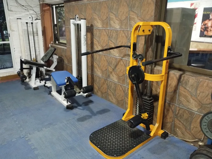 Máquinas de musculación con estructura amarilla
