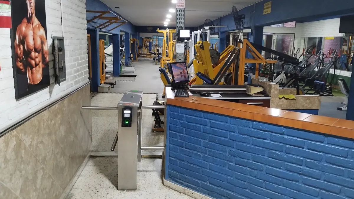 Recepción con molinete y la sala de máquinas al fondo